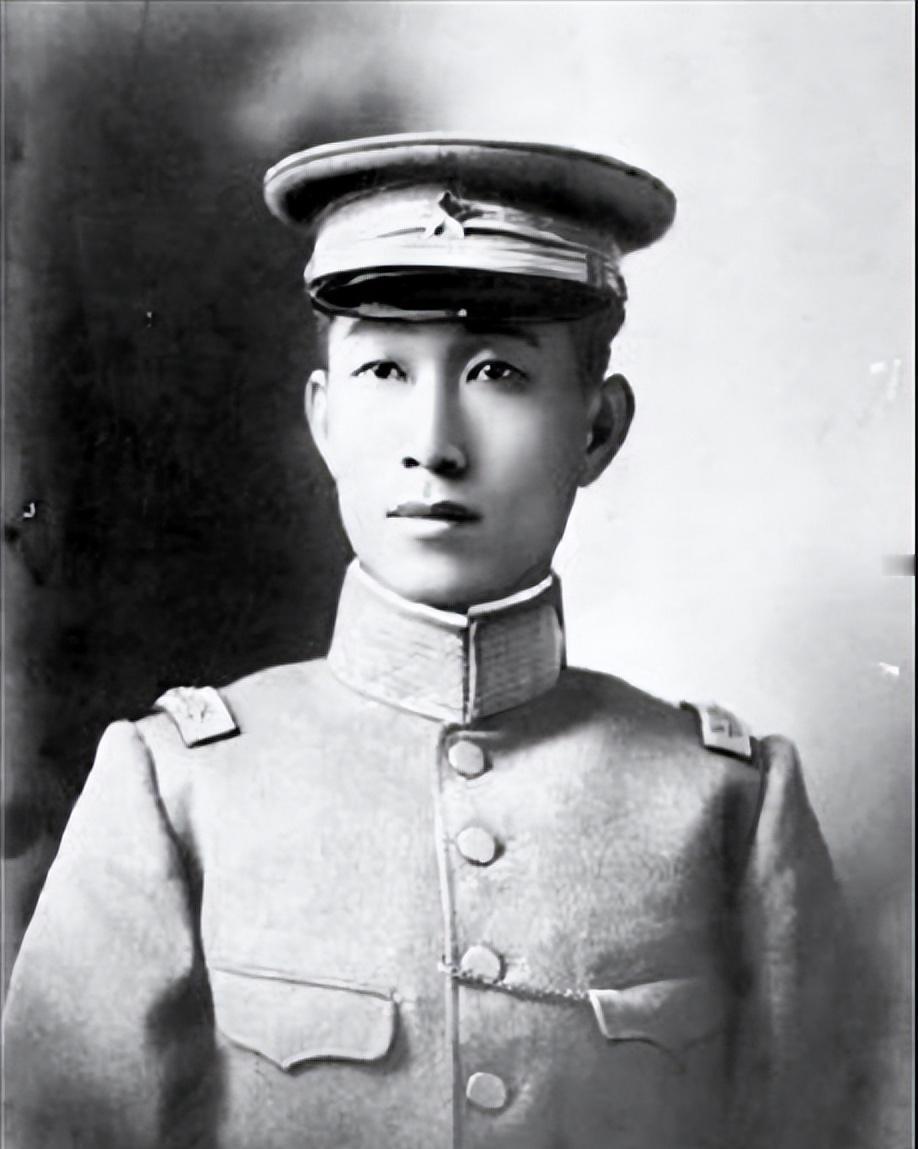 1916年6月6日，34岁的蔡锷在日本病逝。

后来他东渡日本学军事，和蒋百里、
