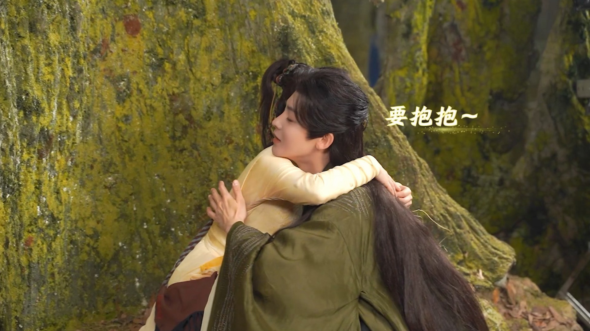 把手机锤进墙里听了一千遍谭松韵这句“要抱抱”又看了一千遍侯明昊一胳膊就把人抱进怀