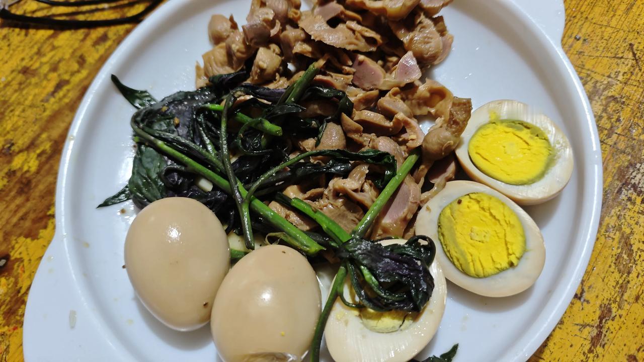 春天来了，院墙上的花陆续爆花，估计一周后将是瀑布似的花针满墙……
​晚上自己动手