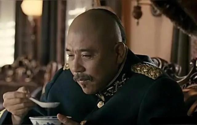 据袁世凯贴身侍卫陶树德回忆，袁世凯五点喝浓汤，七点吃肉面，一顿就吃十几个鸡蛋；之