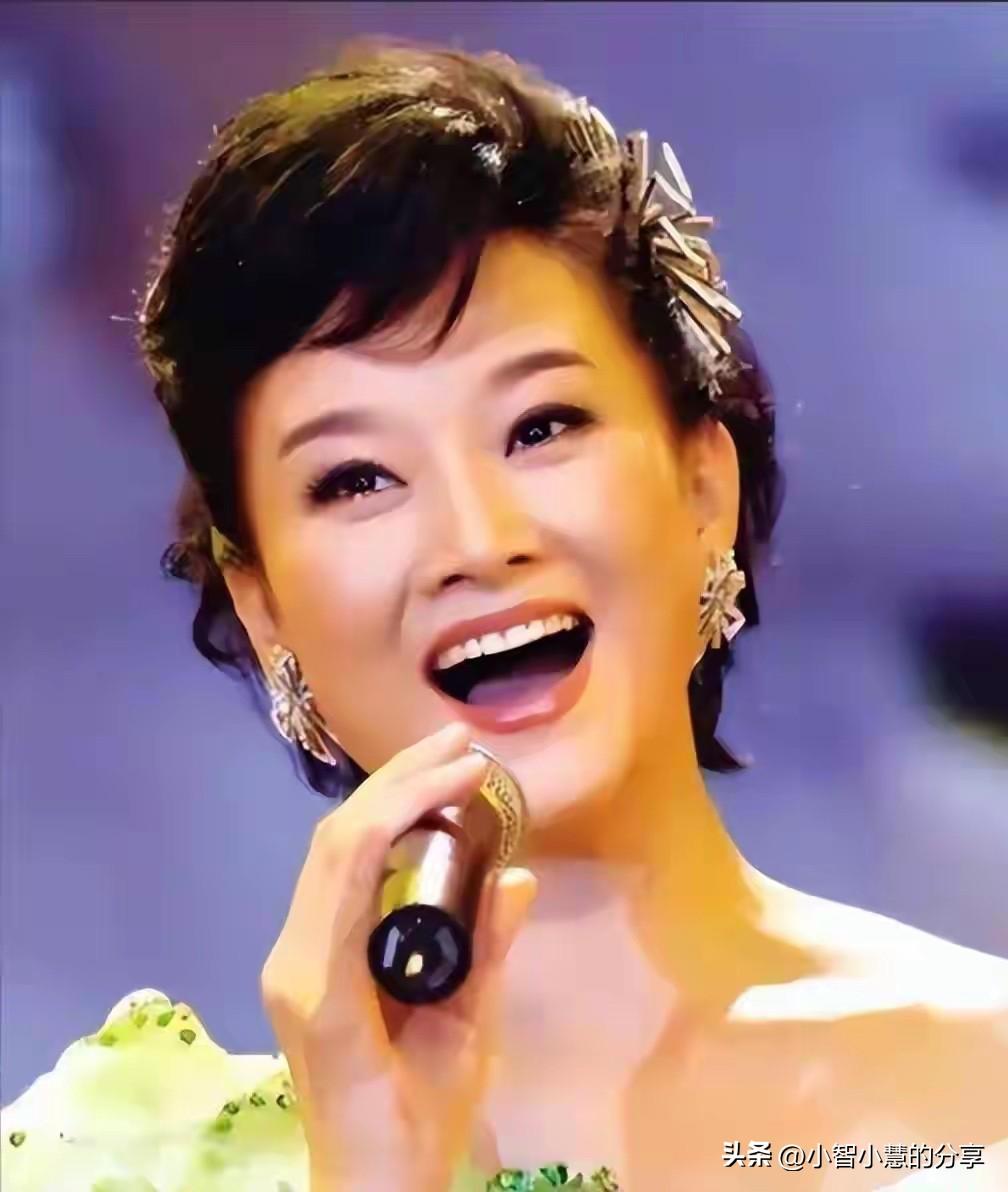 这位女歌唱家是最美的一位，身材有点微胖，但很有韵味，非常有气质，活脱脱一个美人胚