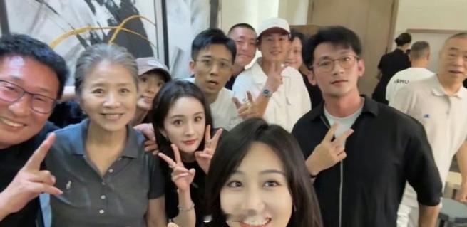 昨晚，《生万物》剧组在北京举办了热闹的庆功宴，主演杨幂、欧豪、林永健、迟蓬等全员