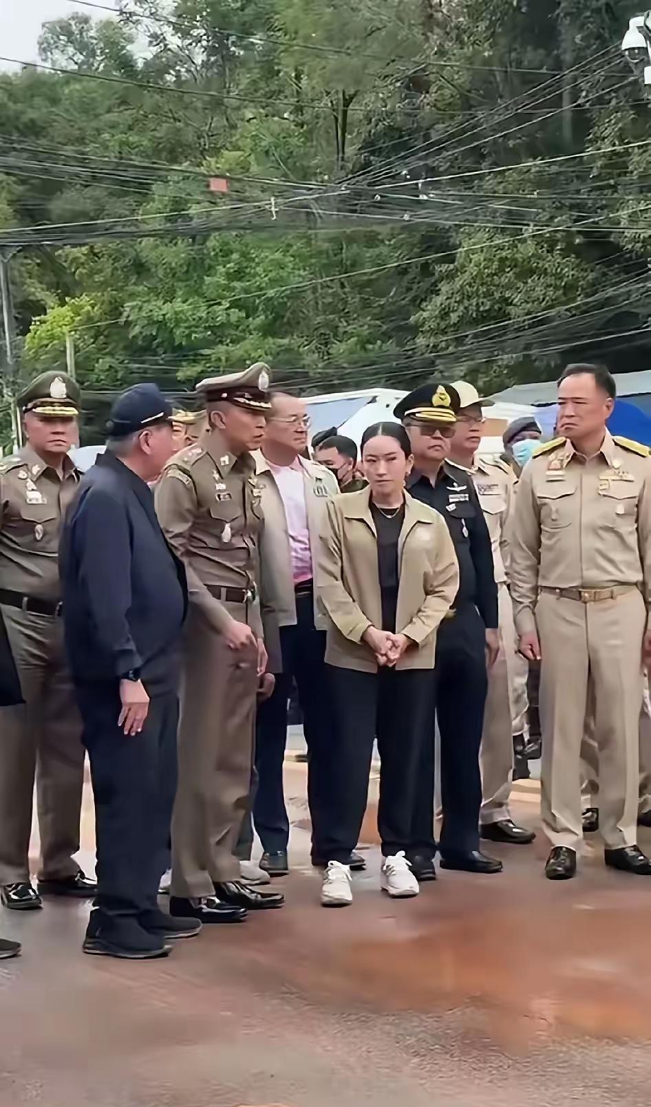 佩通坦在泰国的地位并未动摇，在视察边境时，代总理普坦与众将官将佩通坦围绕在核心，