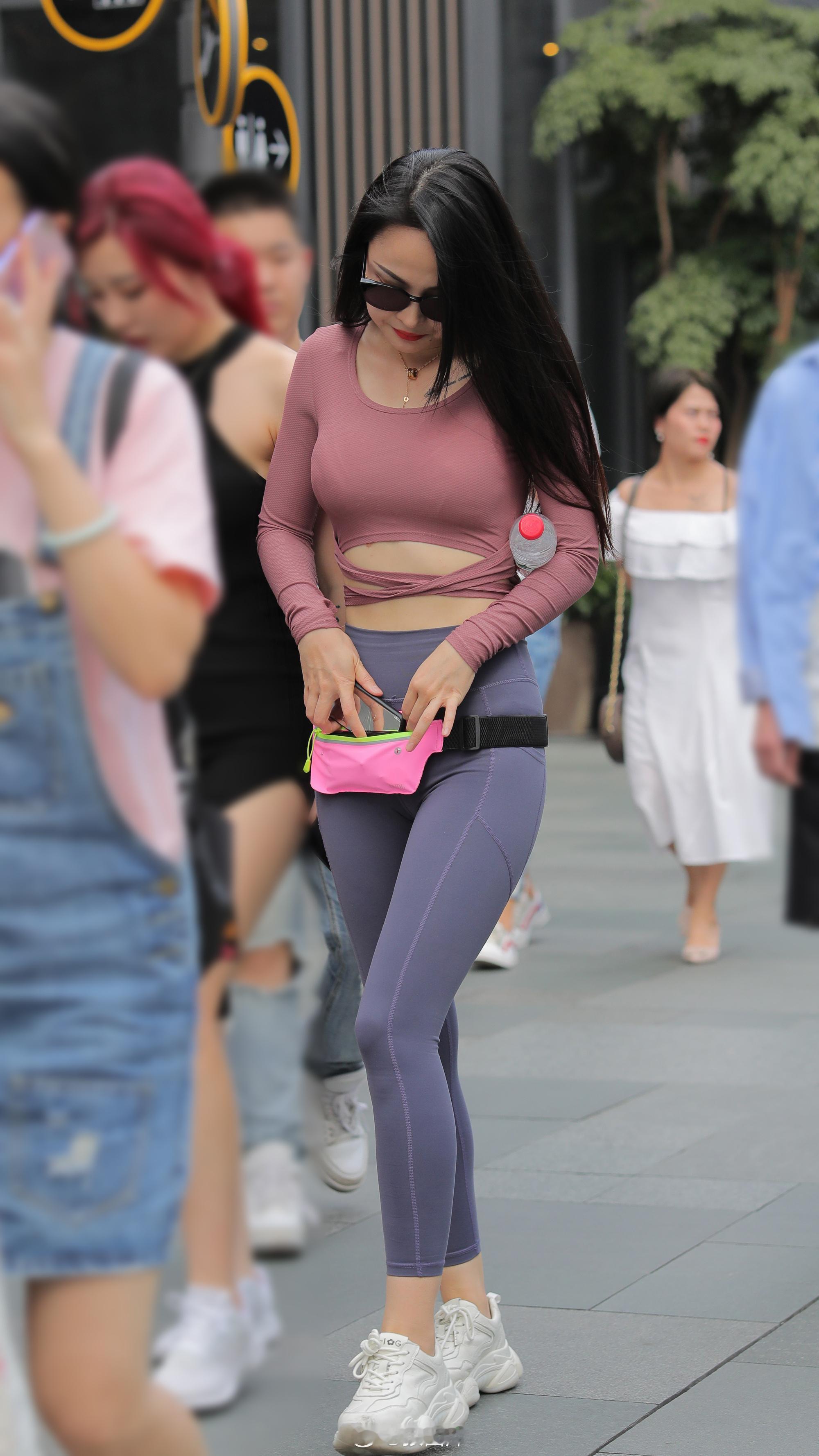 街巷漫步，粉紫运动风刚出炉。7387街拍 我的摄影日记 街拍穿搭 时尚街拍