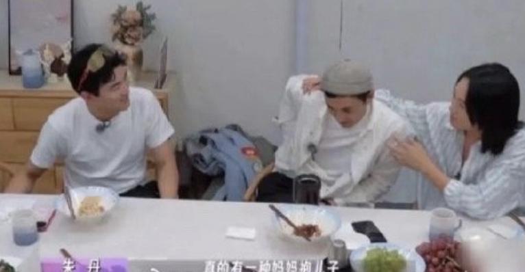 朱丹因其在综艺节目中的育儿理念引发争议。有人认为她过度强调责任感，剥夺了孩子们的