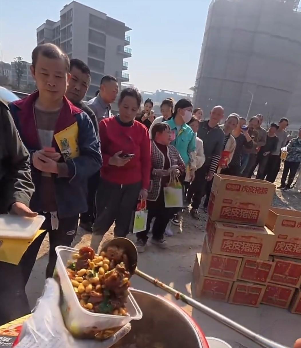 太离谱！为吃8元网红卤肉饭，竟有人借安全帽冒充工人打饭。
 
宁波工地卖饭的阿飞
