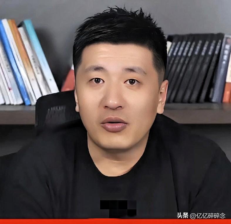 张雪峰曝光了四个行业的内幕：
1. 银行：招聘时看家庭资源，进银行后安排地推工作