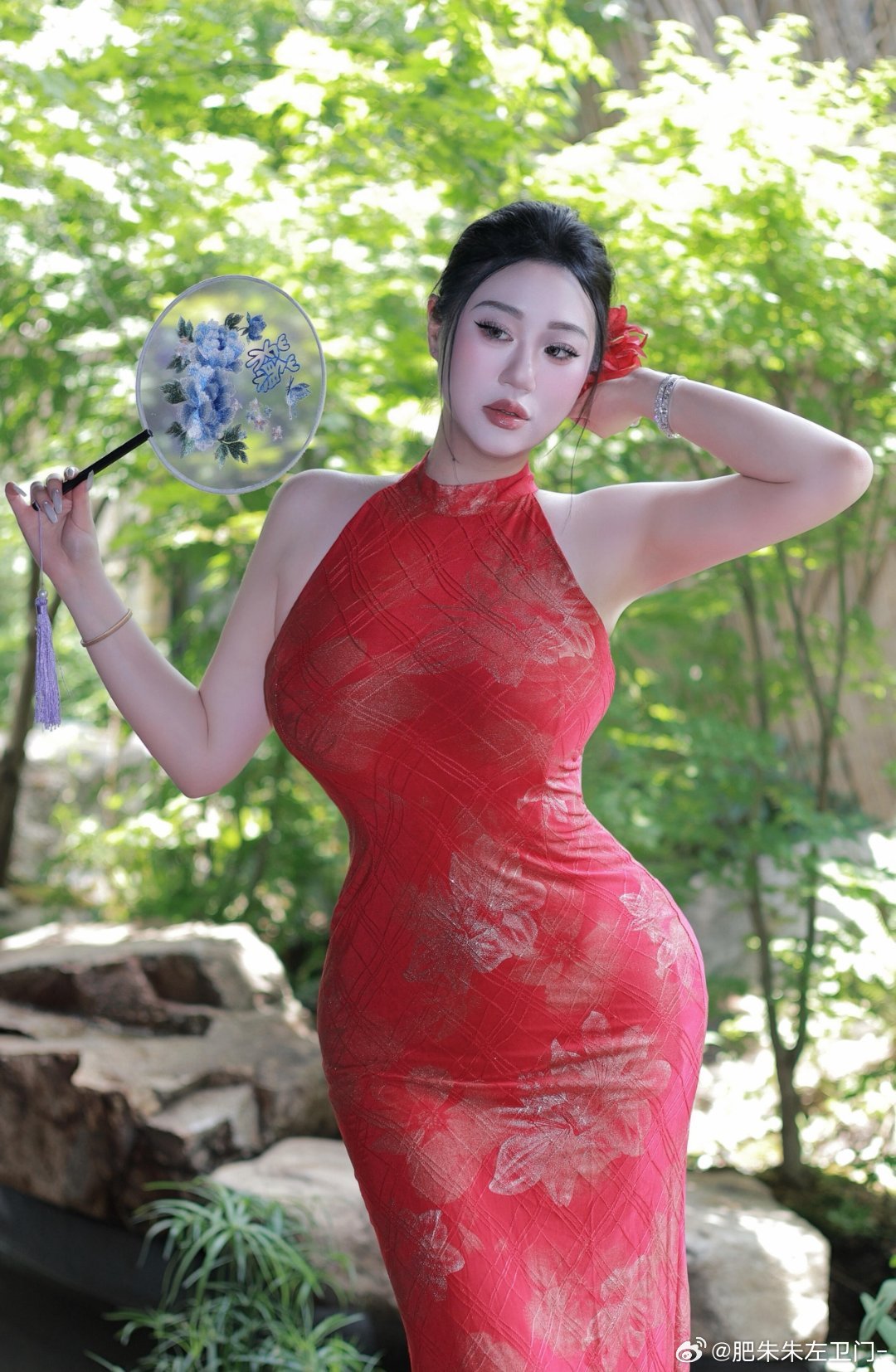 丰润的红旗袍 ​​​