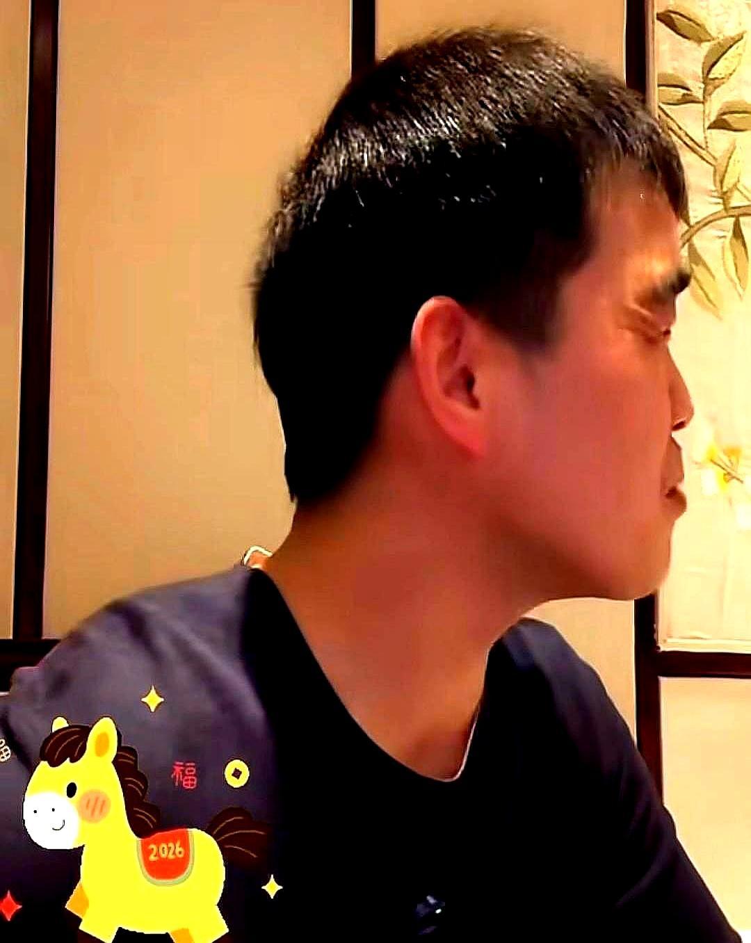 德云社拜年磕个头，顶半年工资？
 
换做是你，磕三个响头，换十斤哑铃你干吗？
 