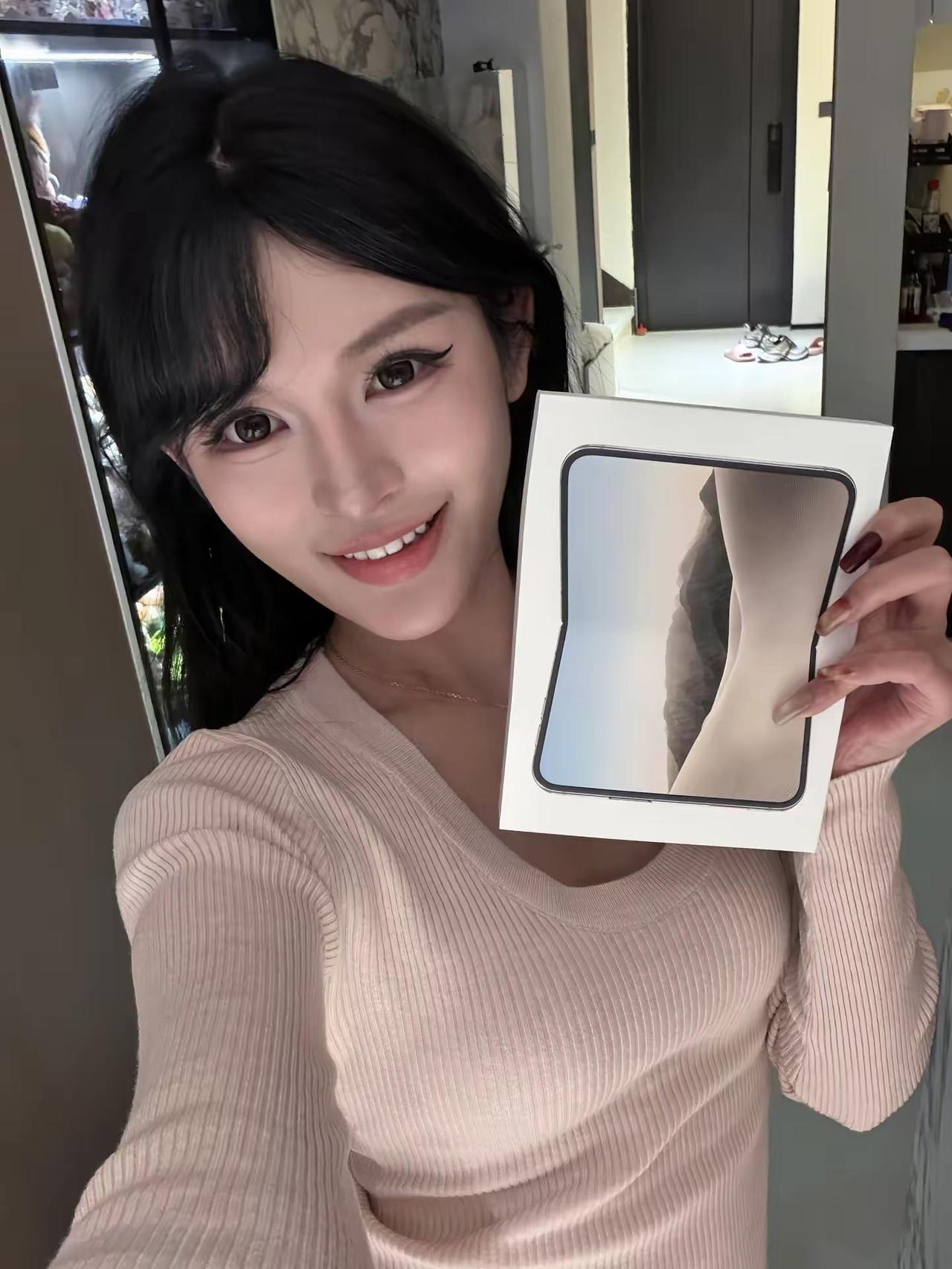 真的很讨厌有新手机就要到处炫耀的人 哦对了 想我就给我打电话 我的电话是ipho
