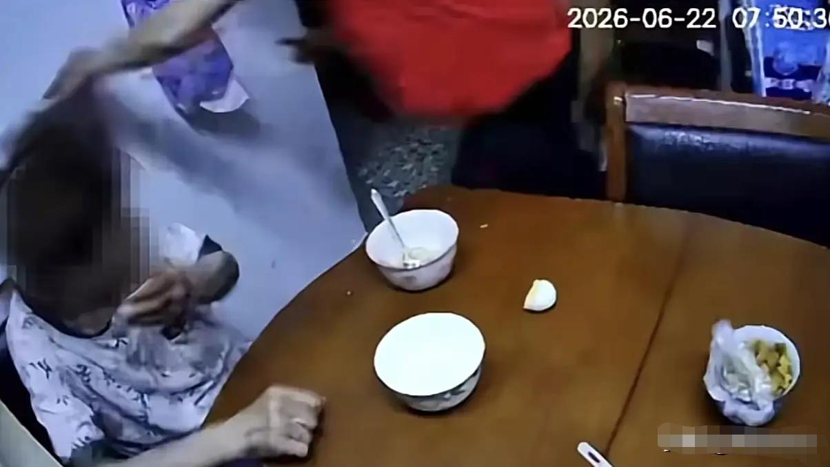 知人知面不知心！江苏南京，黄女士发现85岁的外婆最近行为有些怪异，总是眼神恍惚、