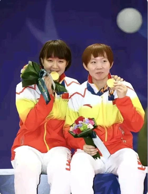陈梦和朱雨玲这俩国乒女神，简直就是乒乓界的“神仙姐妹花”啊！

一个沉稳霸气像大