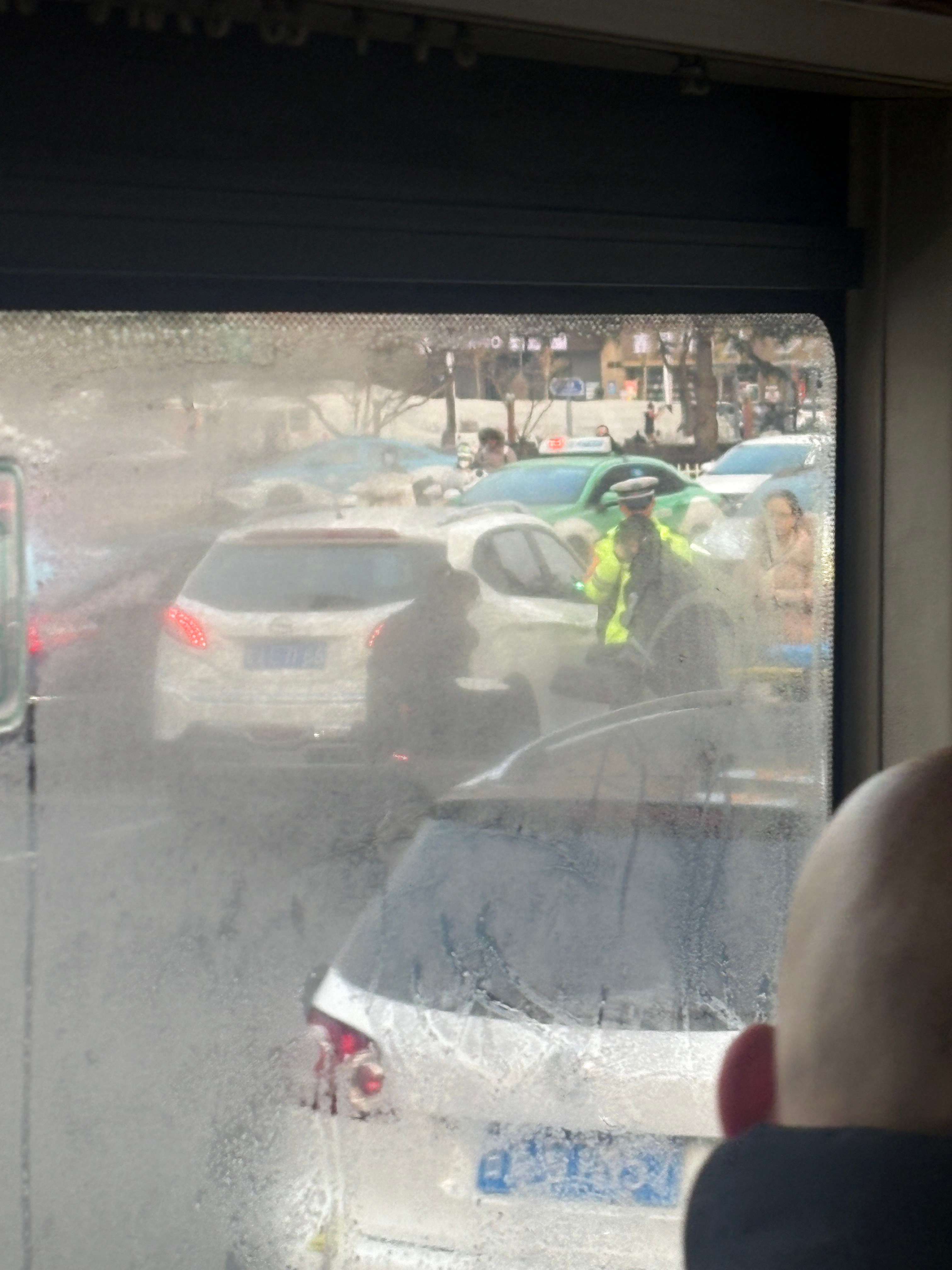 新年第一天上班迟到…十分钟一辆的公交车外加交通事故一到单位就被A4纸赐我痒疼小口