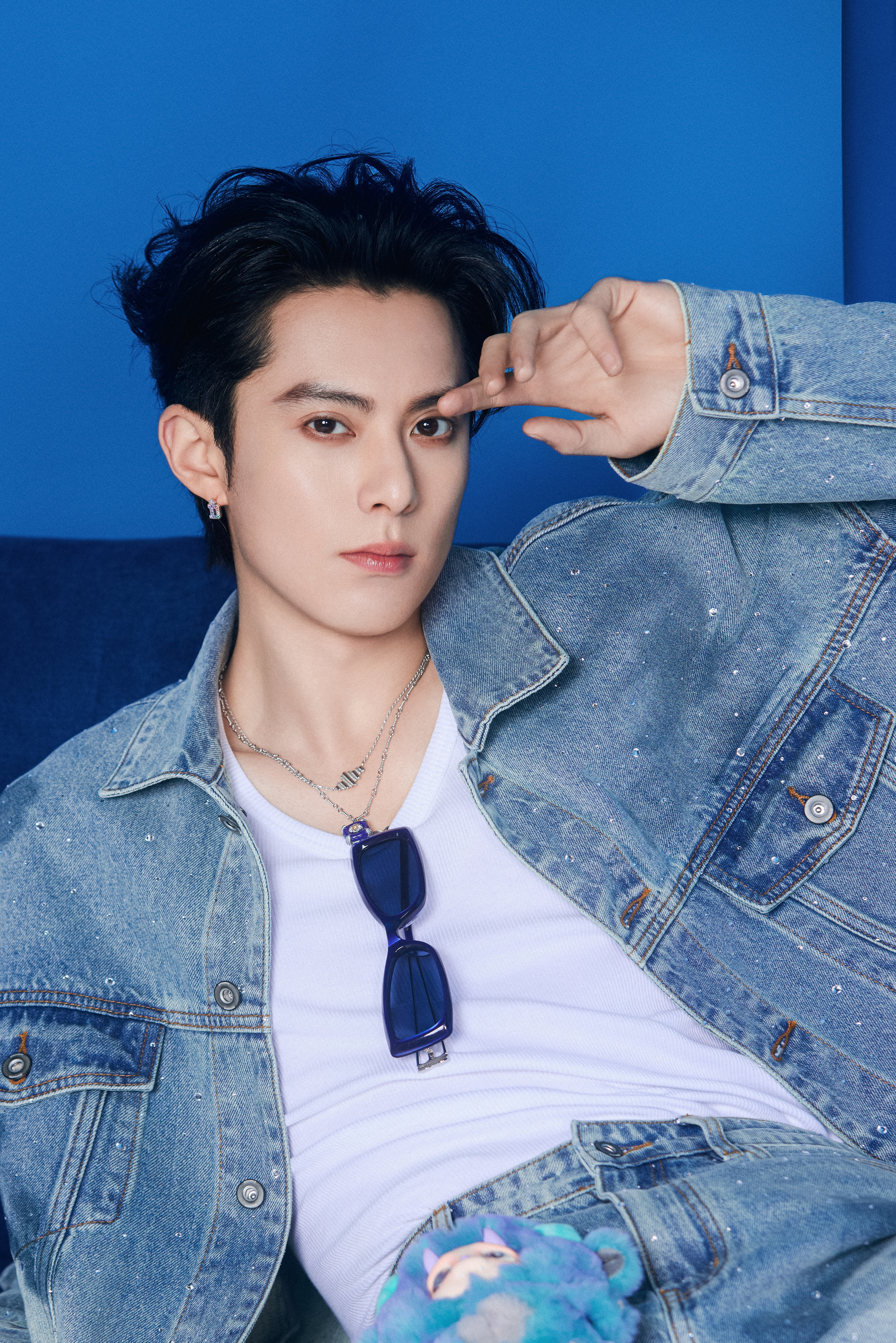 王鹤棣今日出席安慕希直播活动造型图集，身着SENSEAWEEK烫钻牛仔套装内搭白