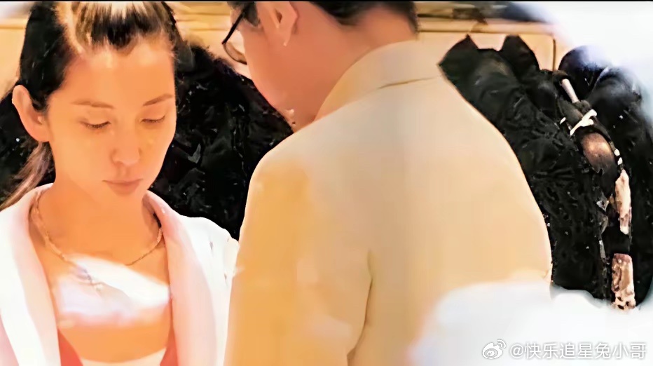 22岁的李冰冰被拍到与地产大亨石涛在香港购物时的一幕。 