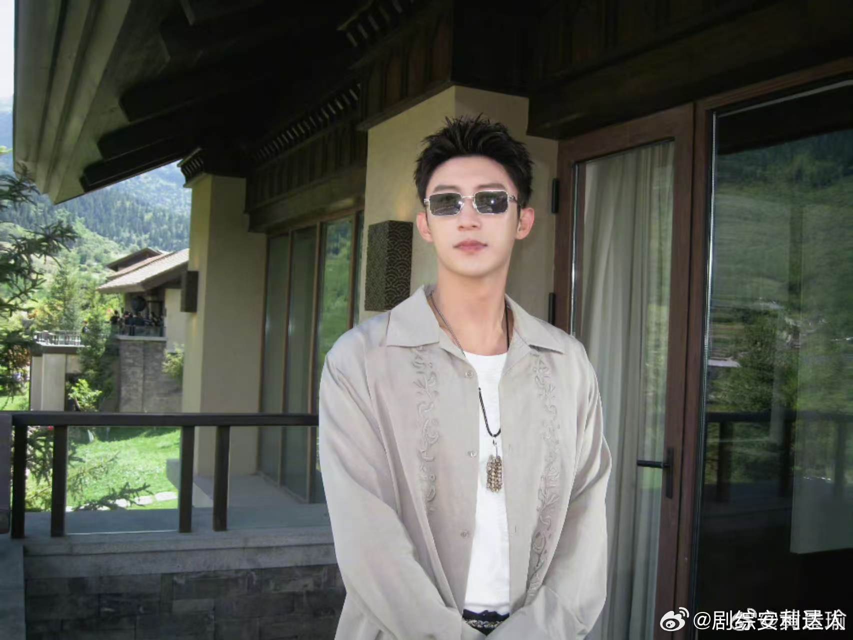 黄景瑜调侃白敬亭王楚然看到白敬亭胸肌的反应现在就出发 不过黄景瑜这个调侃确实是好
