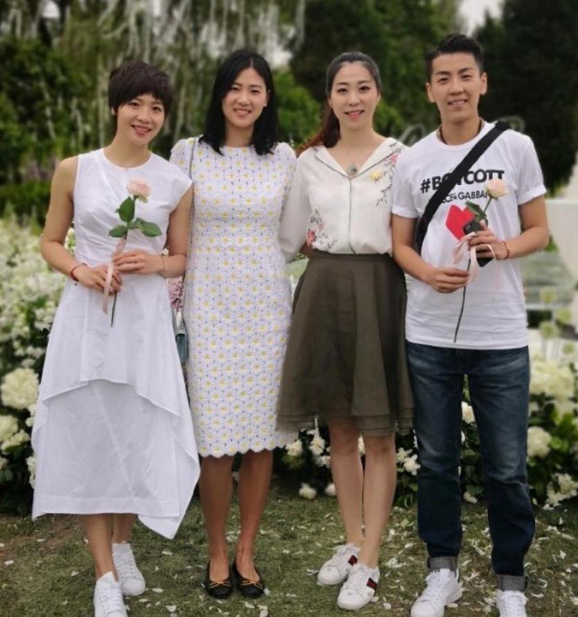 4位女排球员同框：身穿白裙、手捧鲜花的魏秋月短发无瑕，玉貌珠辉，人比花娇，人比花