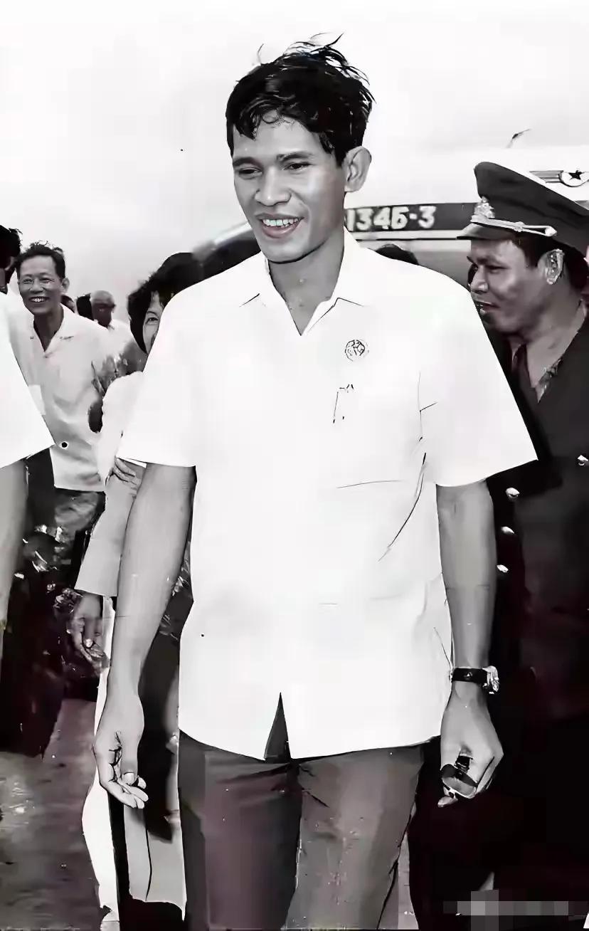 洪森，1952年出生，祖籍广东潮州，他曾担任柬埔寨总理，首相等要职。1975年，