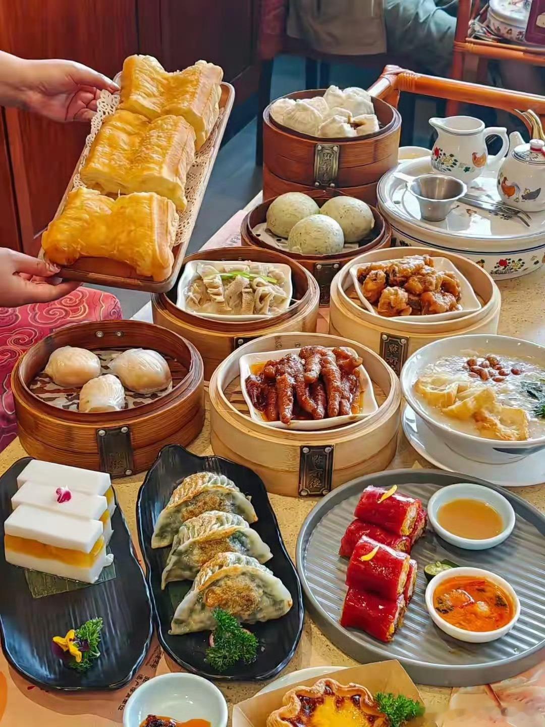 时代少年团把广州美食吃遍了少年奔赴羊城，沉浸式解锁广式风味。早茶点心、地道牛杂、