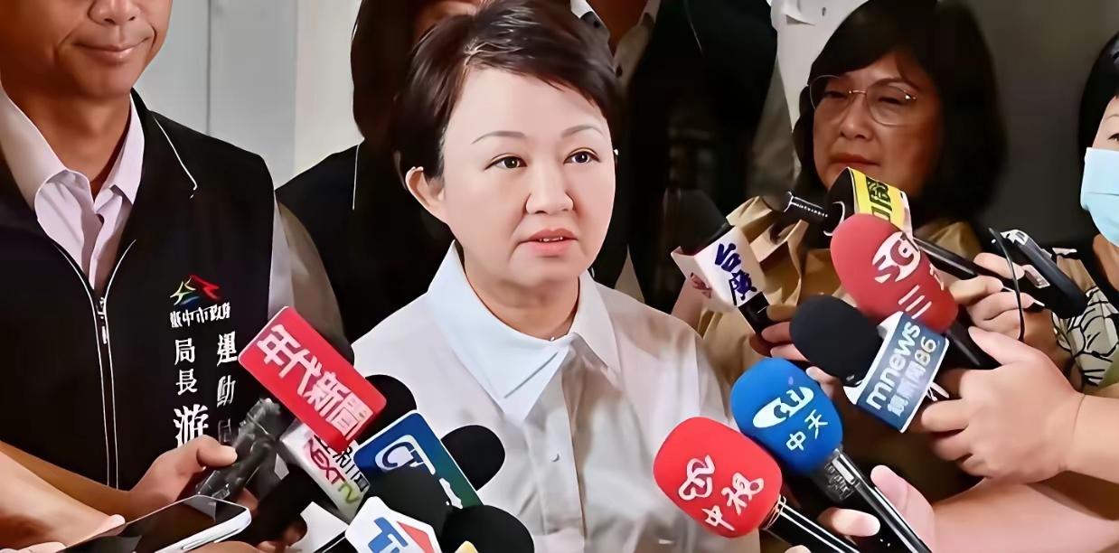 尹乃菁，不想辞职了

说好要走的人，现在不走了。这事可有意思了。

尹乃菁前几天