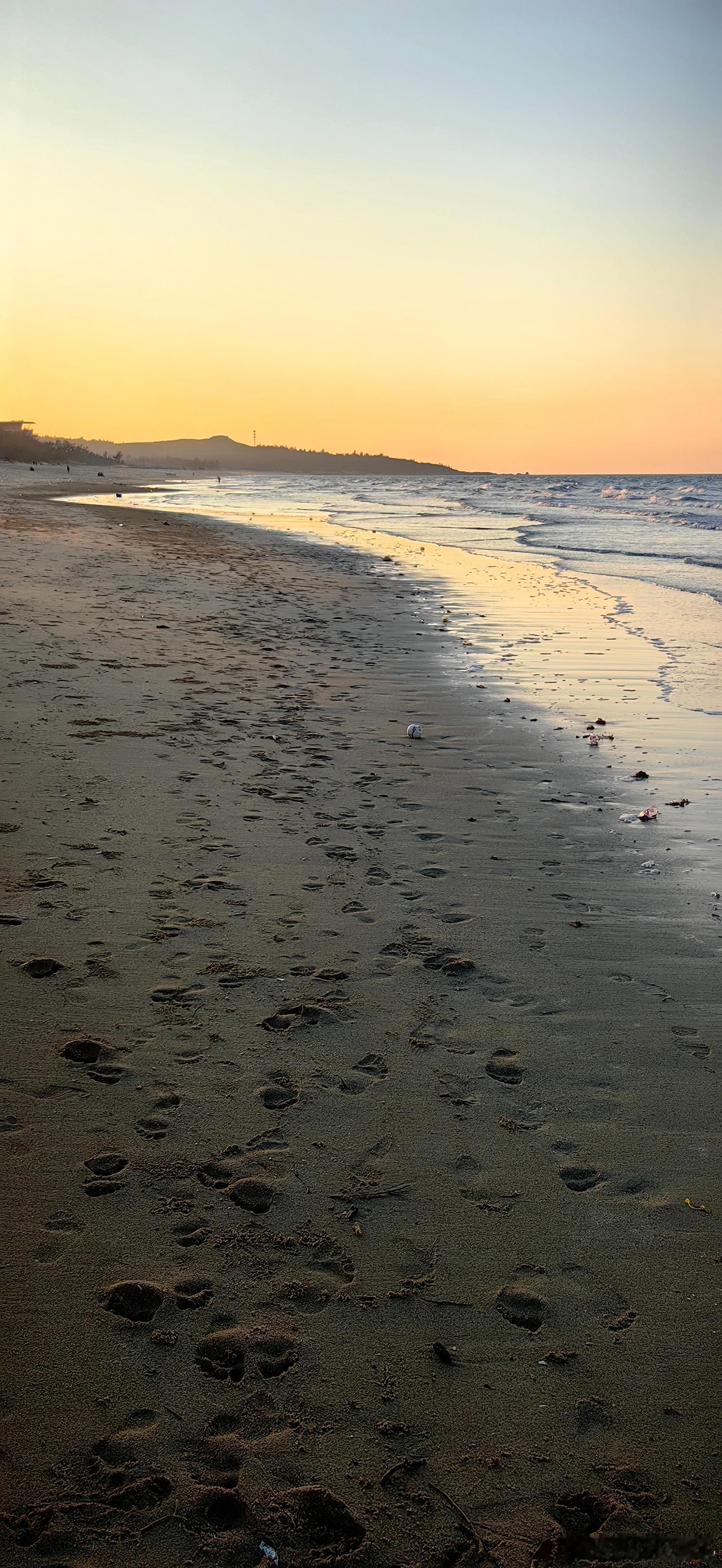 遇见美好 落日熔金，海浪翻涌，有人守着一根鱼竿，把心事都抛进这片深蓝里，只留片刻