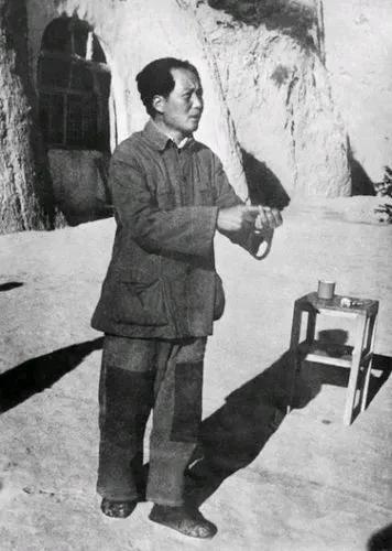 衣裳褴褛，面黄肌瘦，却建立了一个自信自尊自强和富足的国家。
        他，