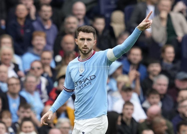 利雅得胜利拖欠拉波尔特的转会费没有付给曼城，被举报禁止转会。一位知情人士向该媒体