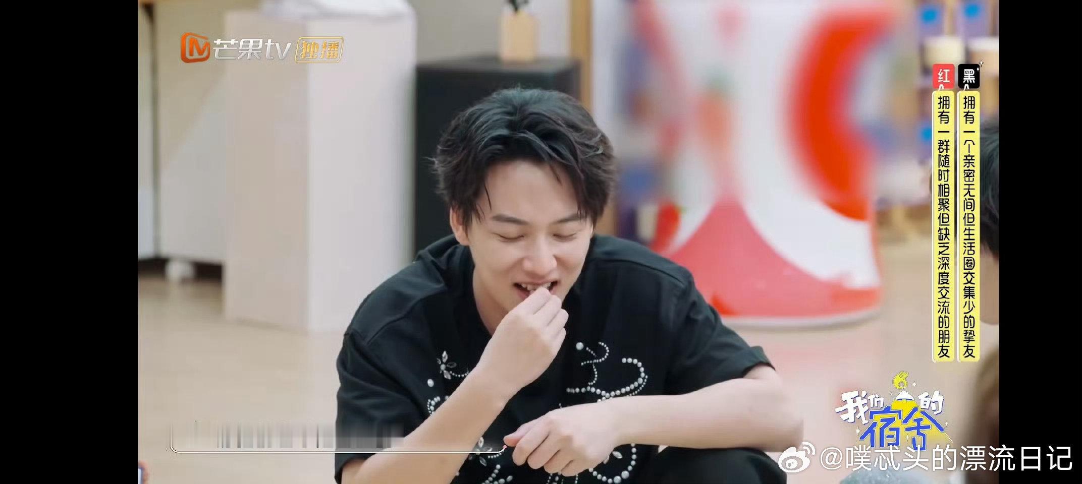 吴泽林曾被误以为是何炅社会上的朋友我们的宿舍吴泽林身上有种让人觉得亲切的特质，和