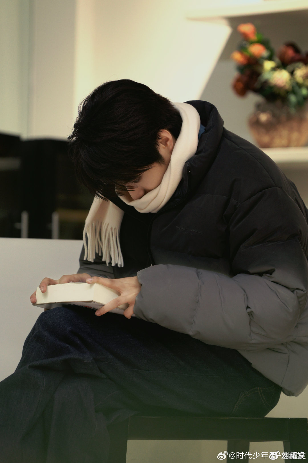 刘耀文闪回 刘耀文晒宇宙闪烁请注意花絮照刘耀文晒出了《宇宙闪烁请注意》花絮照，瞬