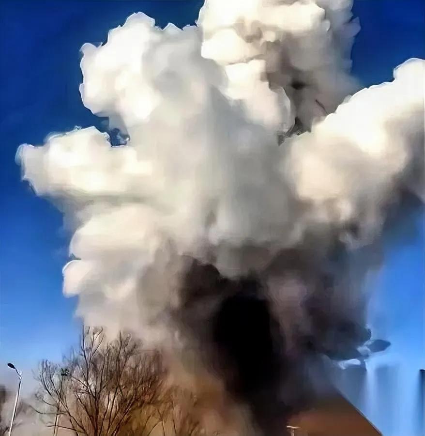 工厂这一爆，撕开两层人间。

有人手抖删监控，有人再无归期路。

那个天天训话的