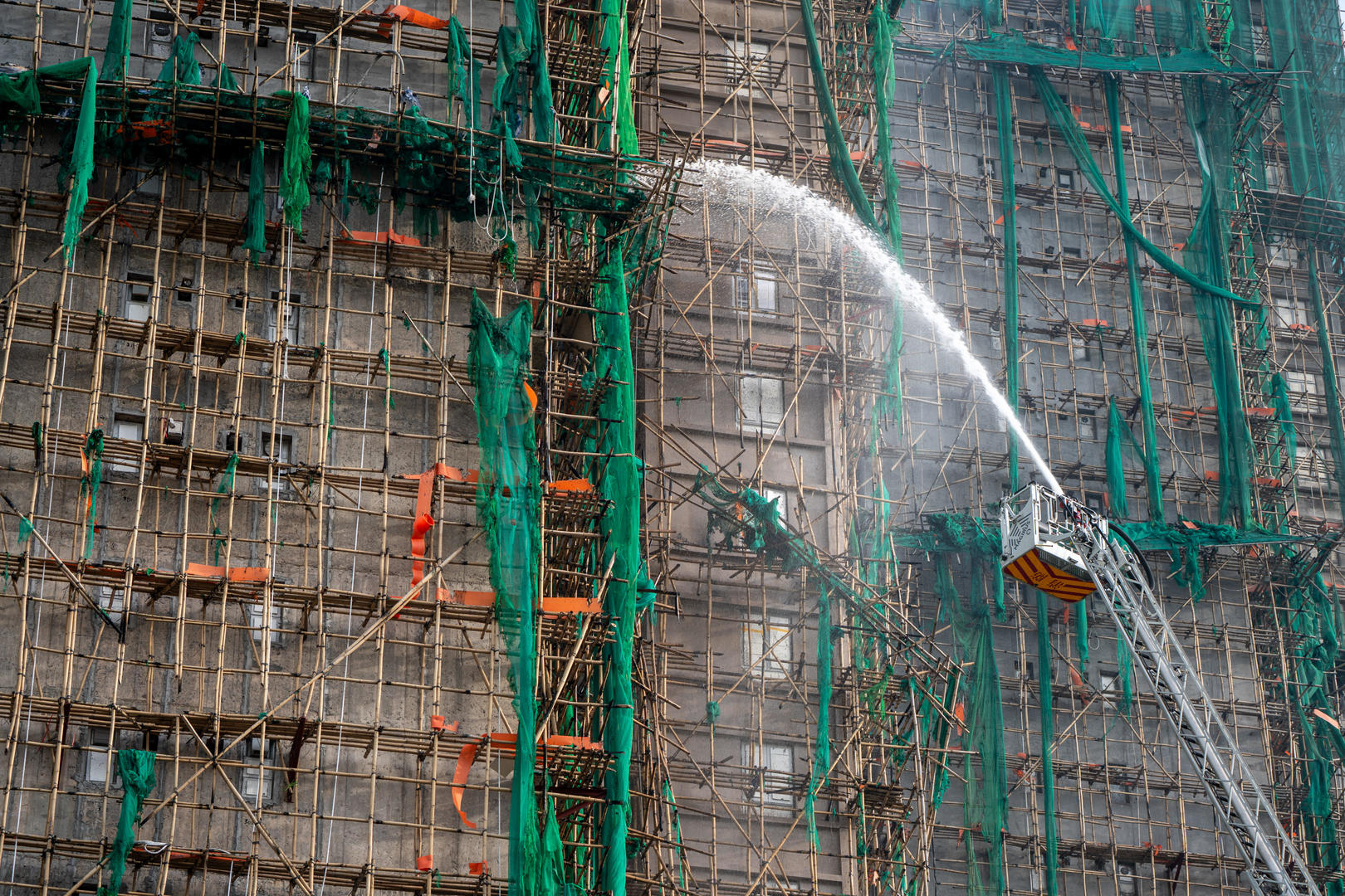 竹棚架该为香港宏福苑大火“负责”吗?香港为何仍在用它?多方人士解答