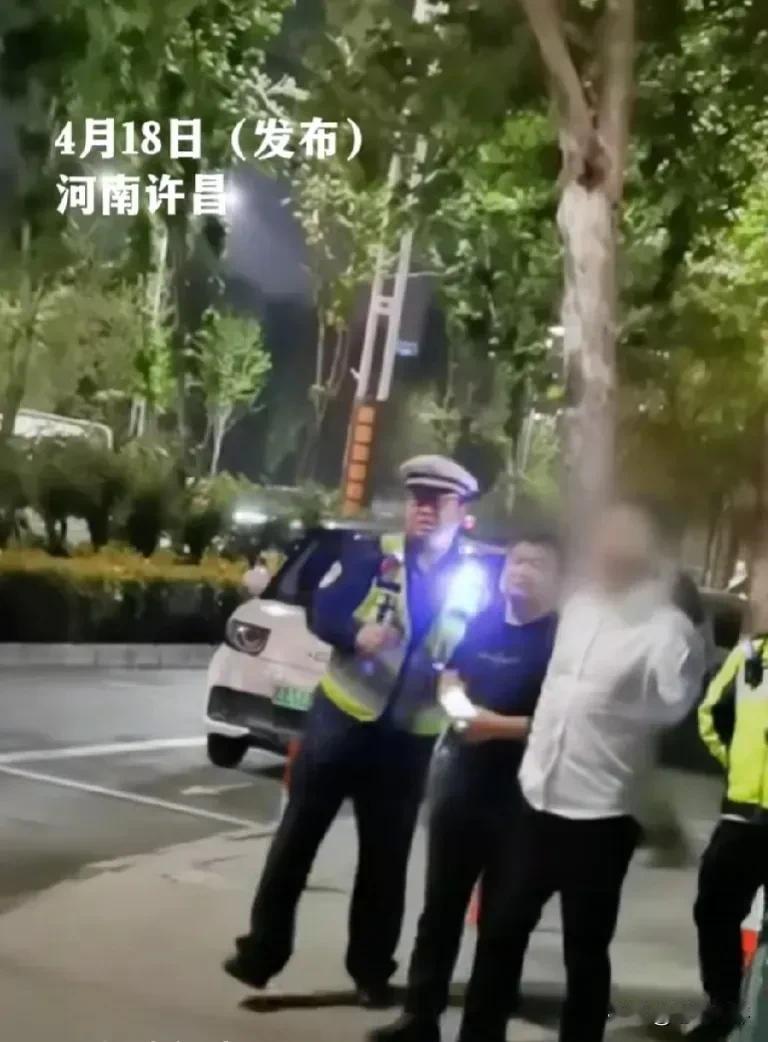 交警查酒驾，被查男子喊话“我是纪委的！”

近日，一段“男子被查酒驾自称是纪委的