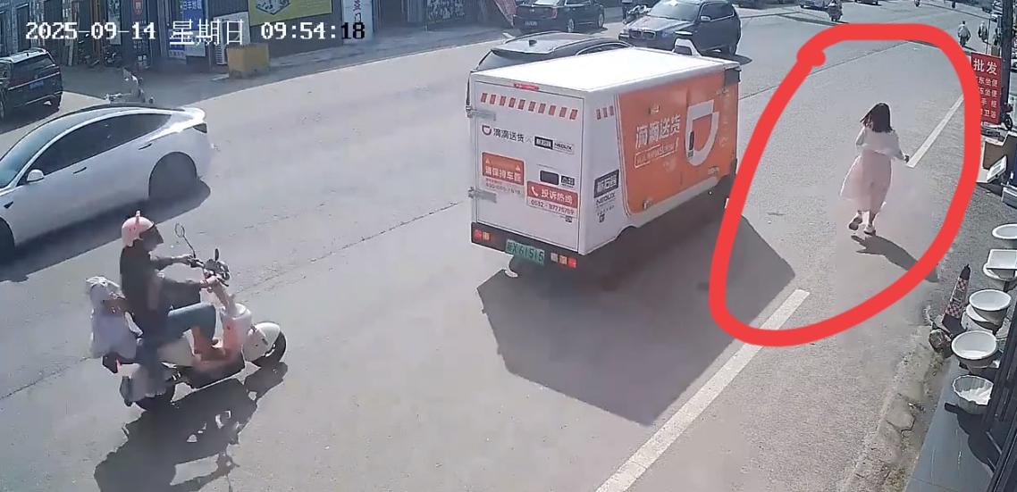 小电驴、无人快递车、马路旁的粉裙女孩，你们说这一起车祸的责任该谁负责？无人快递车