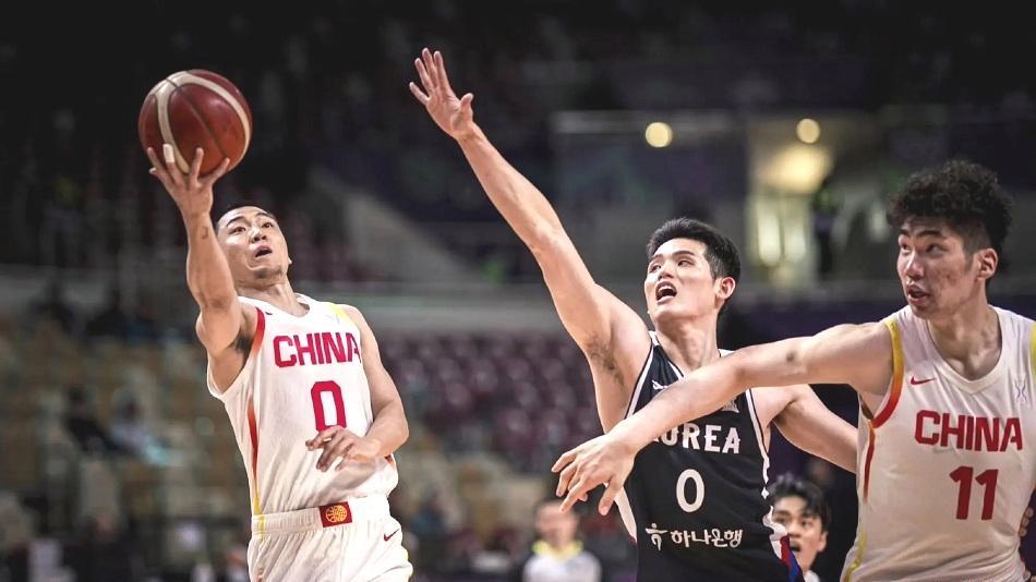 经过与日本男篮一战，球迷对高诗岩的负面评论彻底消失了。
上半场，中国男篮打得十分