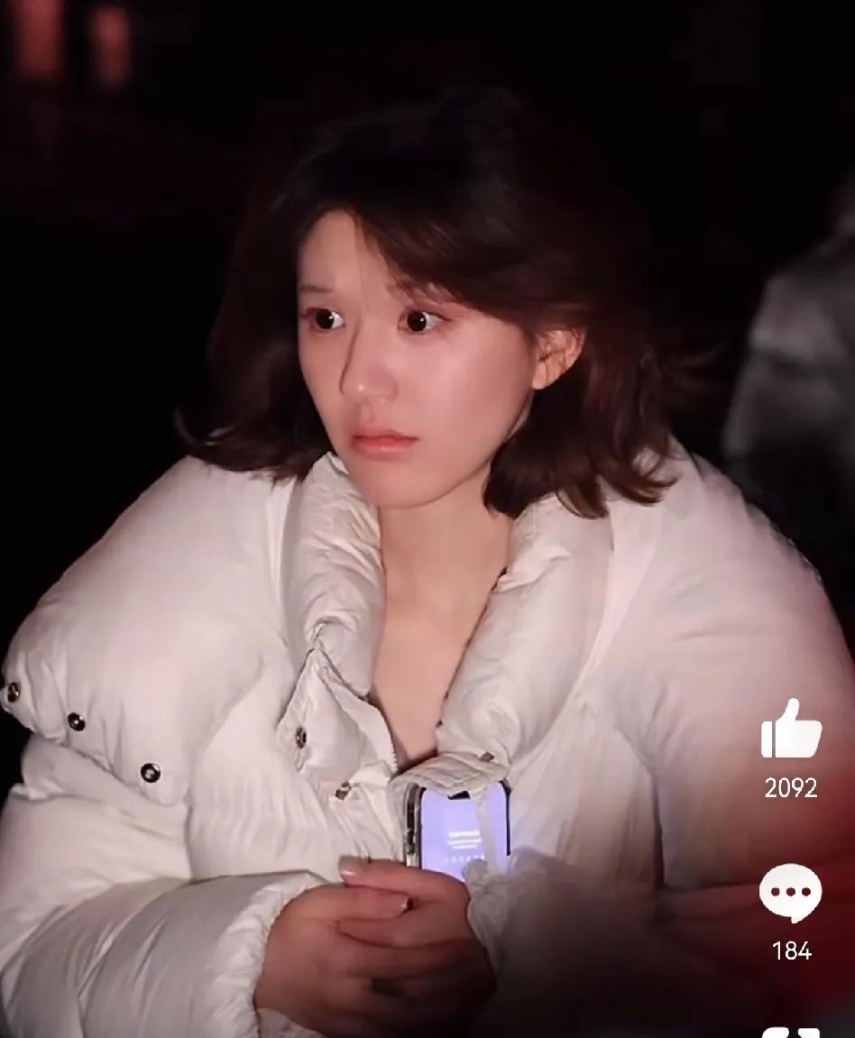 26岁的赵露思竟然不如37岁的赵丽颖看起来年轻，整个人消瘦脸色蜡黄眼睛瞪得大大的