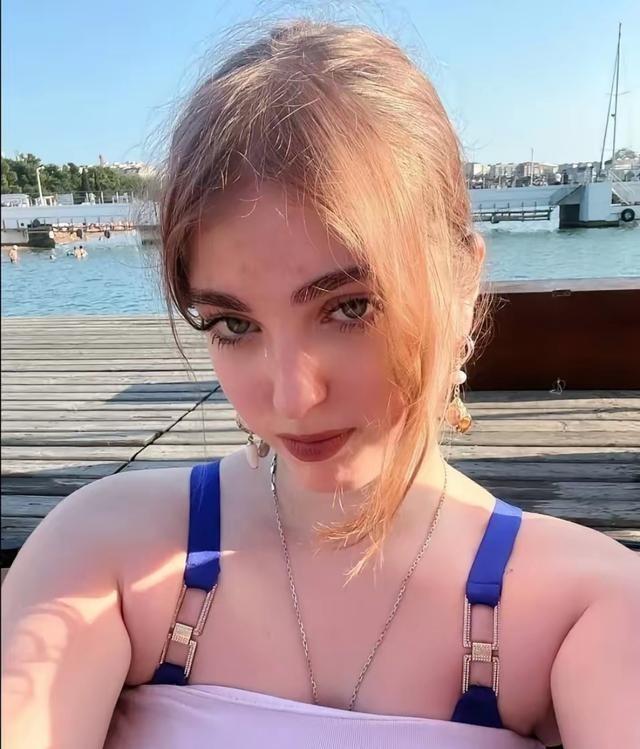 圣彼得堡最近闹出一件让人震惊的事，一名22岁的年轻女教师阿菲娜·西梅奥尼季斯被法