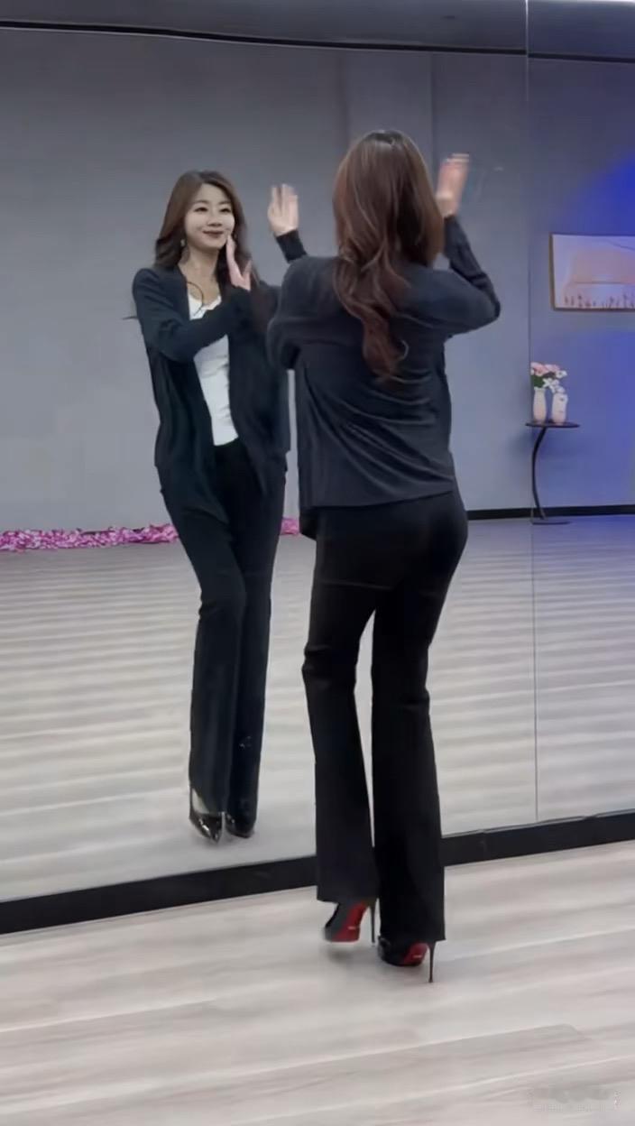 漂亮花朵的图片那可太多啦！像蝴蝶兰，它花开富贵，每一朵都妩媚妖娆，花瓣犹如蝴蝶翩