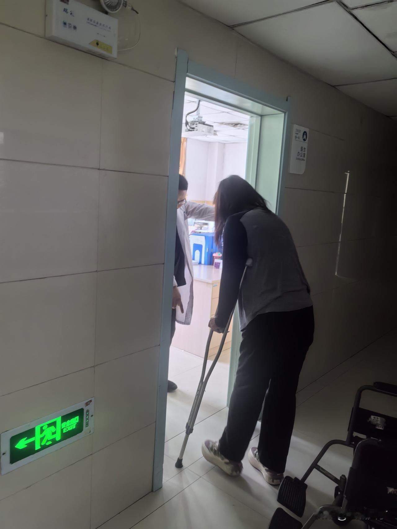 医生的话让我深刻体会到了一个成语的含义：自食其果。

脚踝比前一段严重了，刚刚孩