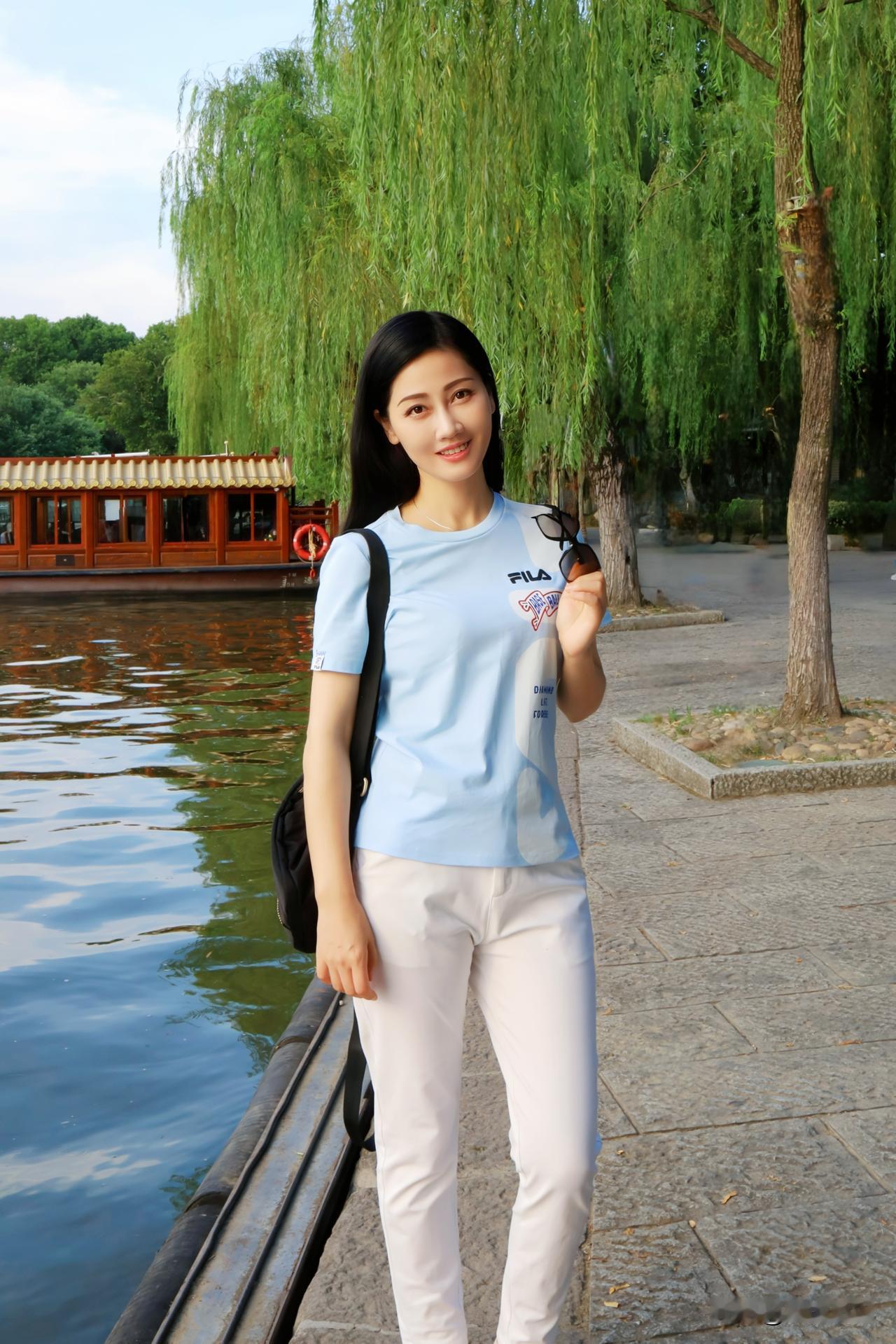 不羡西湖白素贞，但愿前生是小青