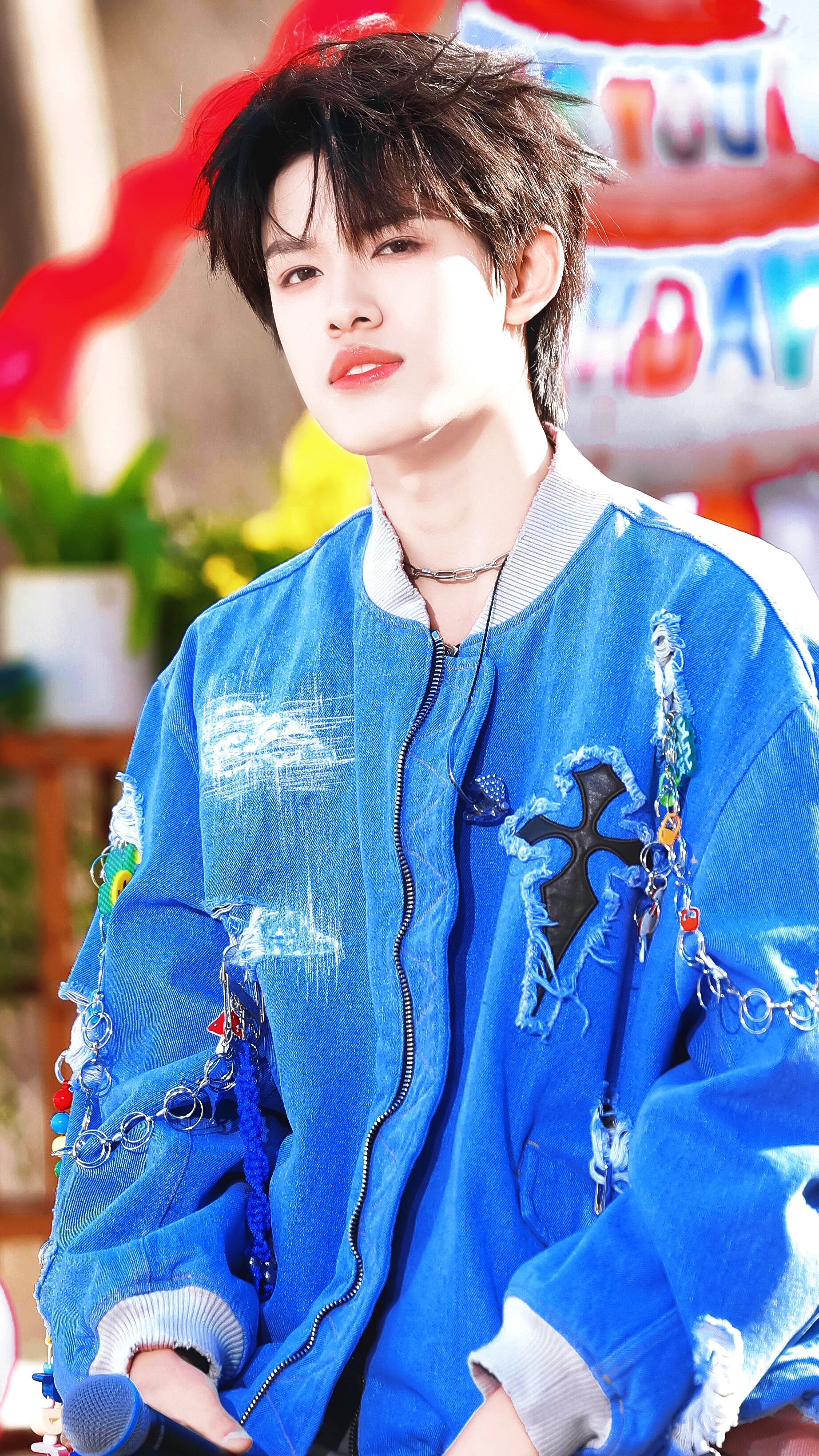 张极｜浪漫主义演唱会珠海机场巨型应援灯箱太震撼了复古漫画风遇上耀眼少年，这灯箱设