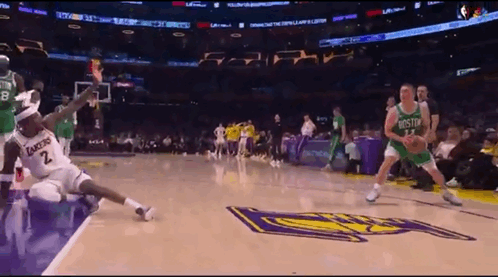 彪哥的防守精神值得表扬！尽管被推倒在地，还不忘把手举起来。
那么，普理查德有没有