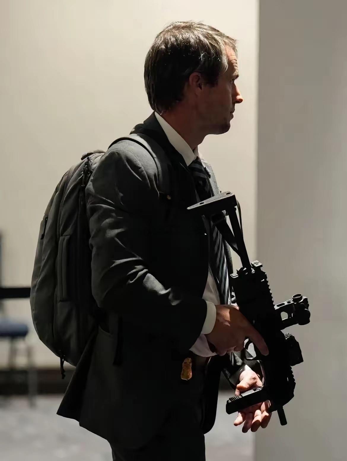 白宫晚宴惊魂名场面！枪手拼死冲破外围第一道防线，本以为马上就要得手，结果直接撞上