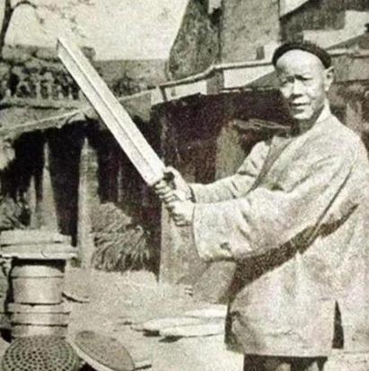 “我这是遭报应了！”清朝最后一位刽子手邓海山，一生砍了300个脑袋，晚年提起自己