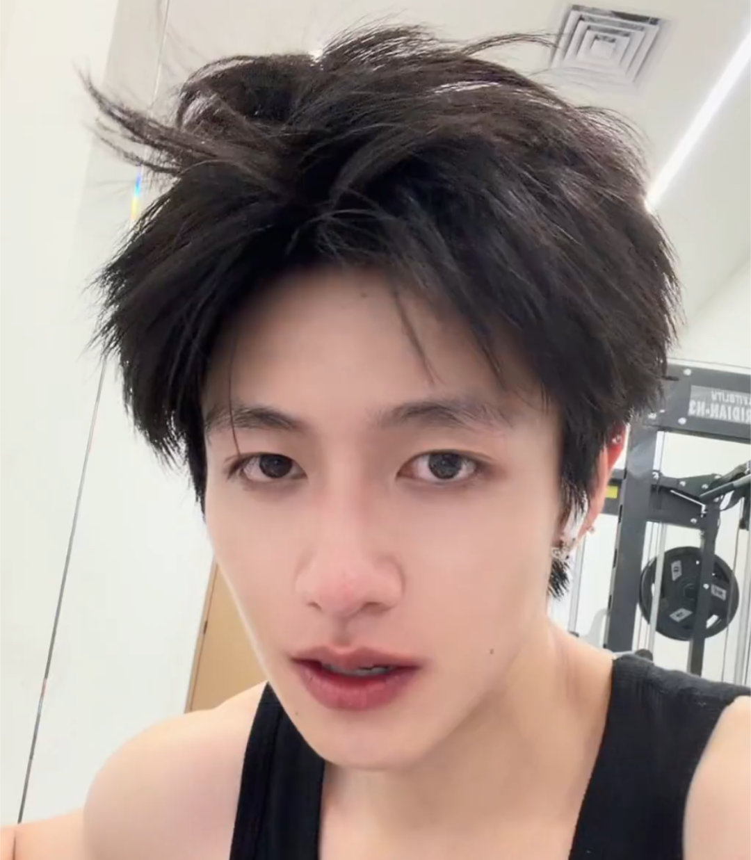 这小子的眉毛是不是慢慢长出来了！没有分界那么明显了！！哈哈哈哈哈哈哈哈朱志鑫黑背