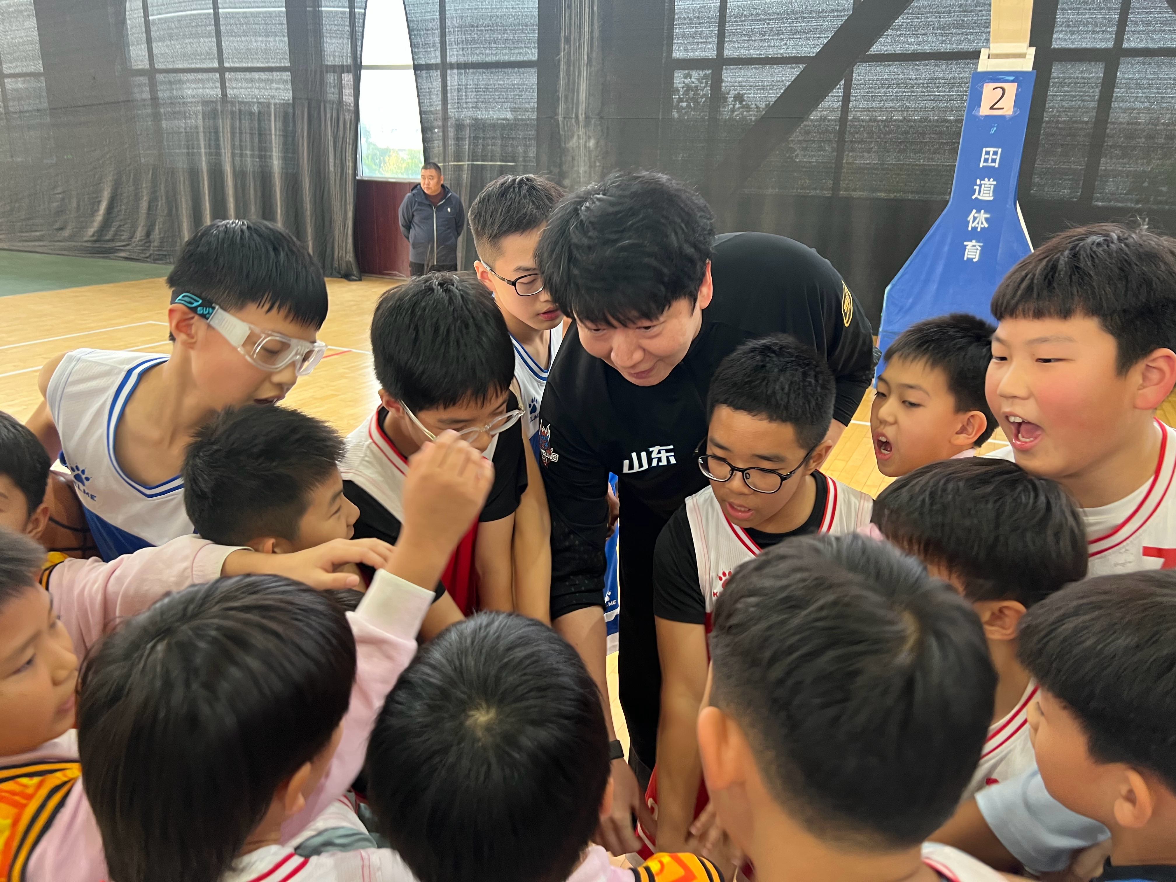 山东高速篮球俱乐部总教练纪民尚，主教练邱彪一行今天下午来到章丘，和学校里喜欢篮球