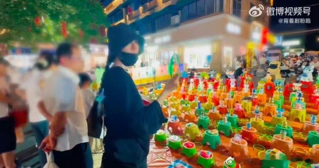 杨幂夜市套圈杨幂偶遇小黑蛇夜华市井夜市氛围感！杨幂分享套圈给小朋友，见到小黑蛇玩