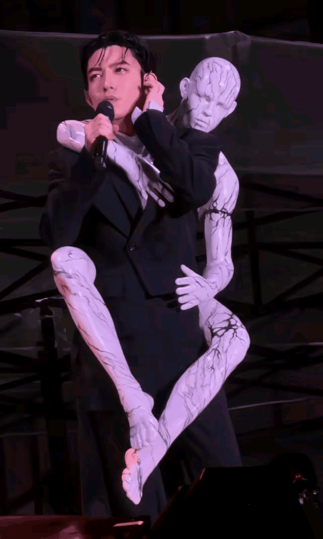 这也不知道是哪里的演唱会，要唱就好好唱，尽整这些个妖娥子，女生唱是穿着奇形怪状的