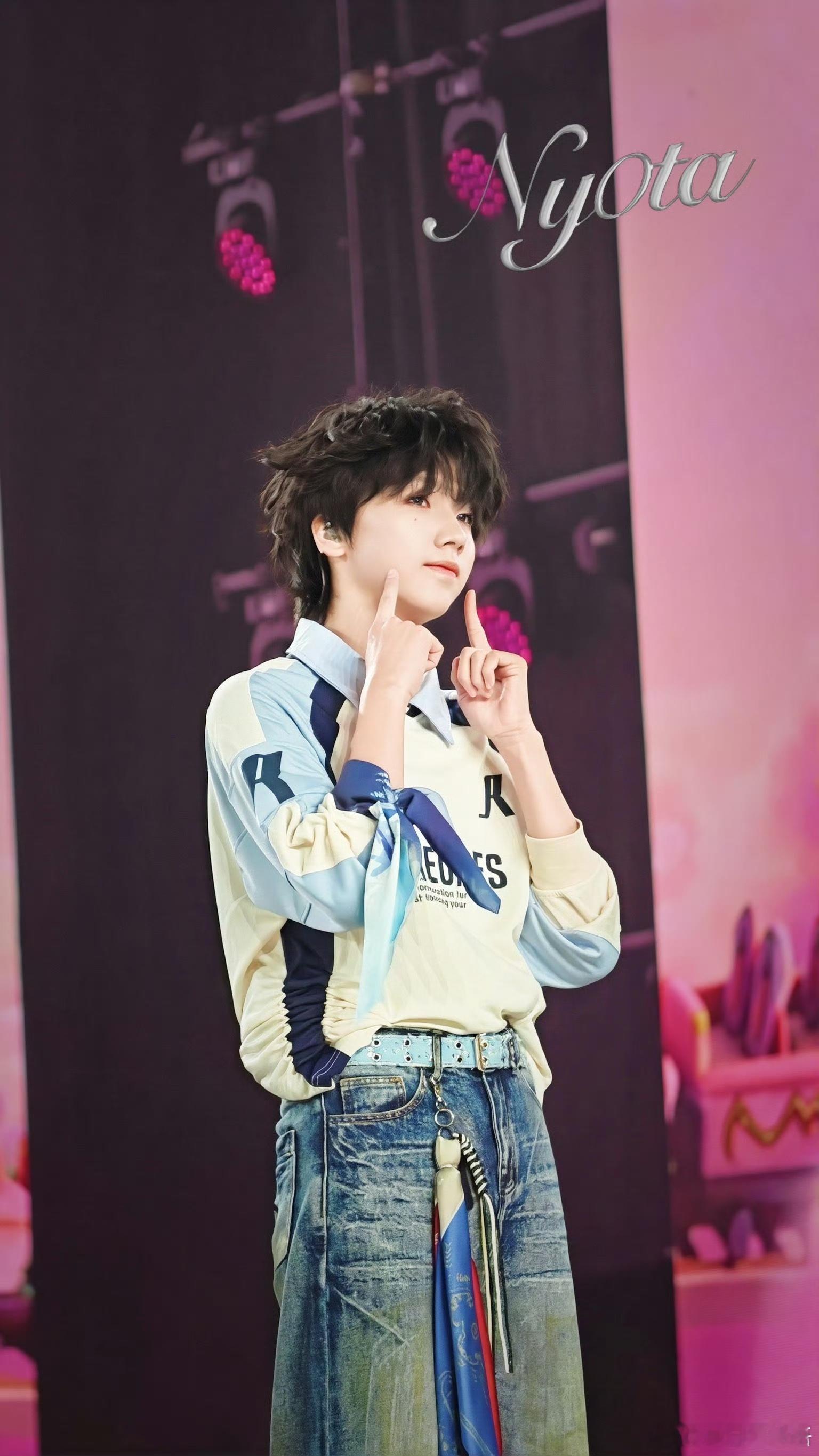 硬核饭撒！聂玮辰面对粉丝的LV请求，干脆利落比OK，宠粉毫不含糊。聂玮辰少女的许