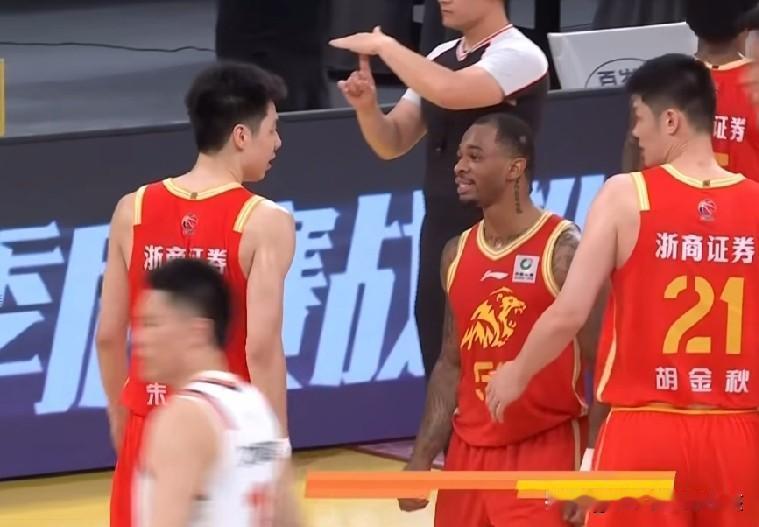 CBA联赛总决赛的赛场上，第四场对决到来之前，上海久事是3:0大比分领先于浙商证