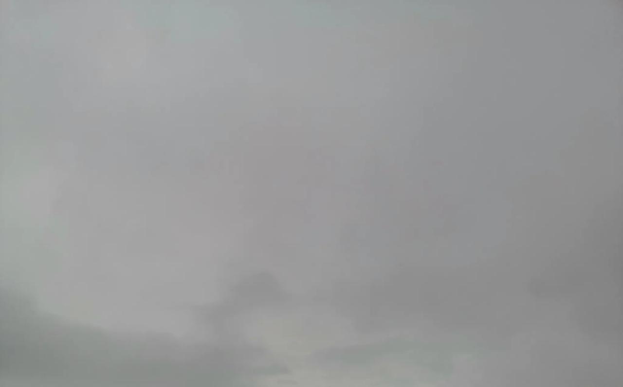 
雨蒙蒙
下雨的天空，全是灰色
不知道从何时起
喜欢上了灰蒙蒙的天空
那是一种水